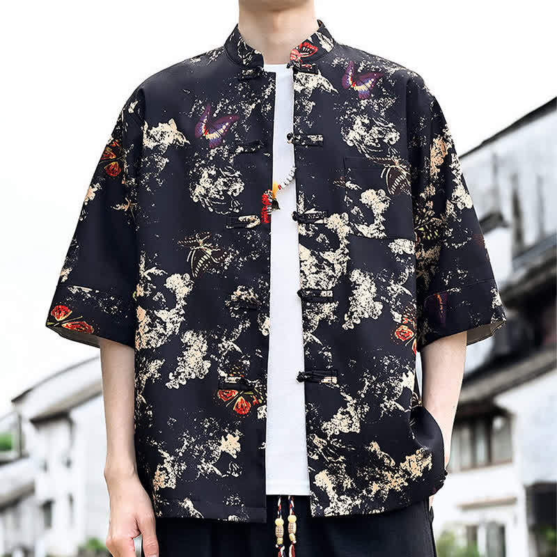 Buddha Stones Camicia da uomo a maniche a tre quarti con taschino sul petto, modello Summer Tang Style con bottoni a rana, stampa floreale, foglie e farfalle. - Nero - US/UK/AU46, EU56 (5XL) - image 2