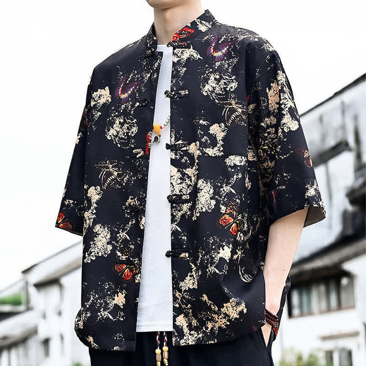 Buddha Stones Camicia da uomo a maniche a tre quarti con taschino sul petto, modello Summer Tang Style con bottoni a rana, stampa floreale, foglie e farfalle. - image 0