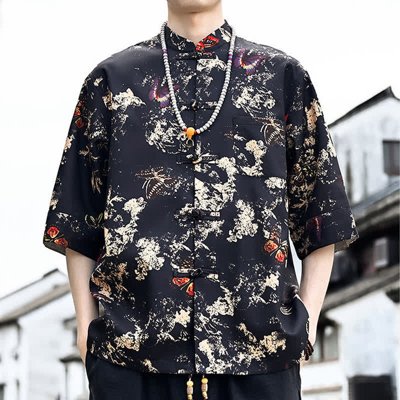 Buddha Stones Camicia da uomo a maniche a tre quarti con taschino sul petto, modello Summer Tang Style con bottoni a rana, stampa floreale, foglie e farfalle. - image 1