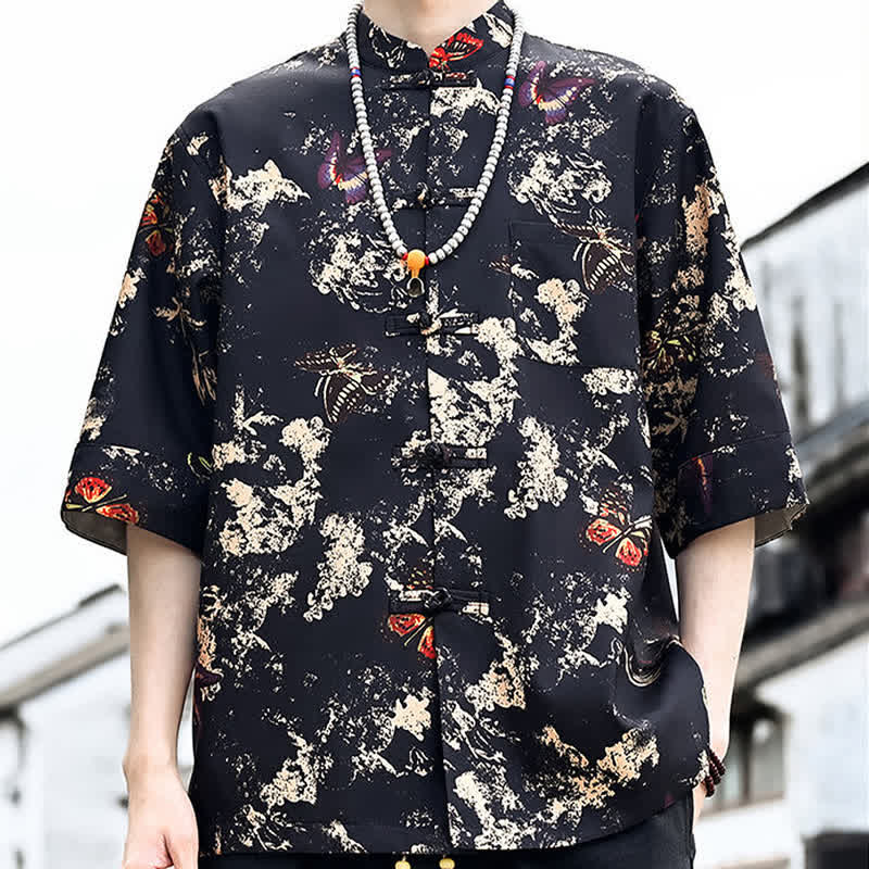 Buddha Stones Camicia da uomo a maniche a tre quarti con taschino sul petto, modello Summer Tang Style con bottoni a rana, stampa floreale, foglie e farfalle. - image 3