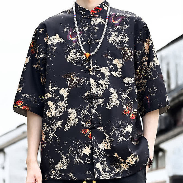 Buddha Stones Camicia da uomo a maniche a tre quarti con taschino sul petto, modello Summer Tang Style con bottoni a rana, stampa floreale, foglie e farfalle. - image 3