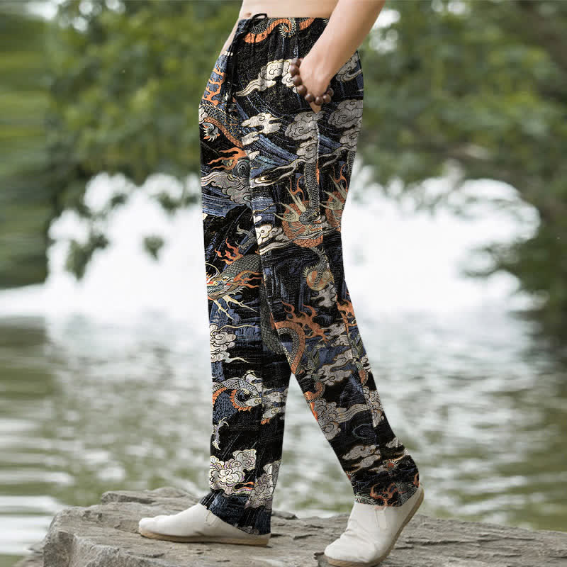 Buddha Stones Pantaloni da uomo affusolati in cotone con motivo drago e nuvole, con tasche. - image 1