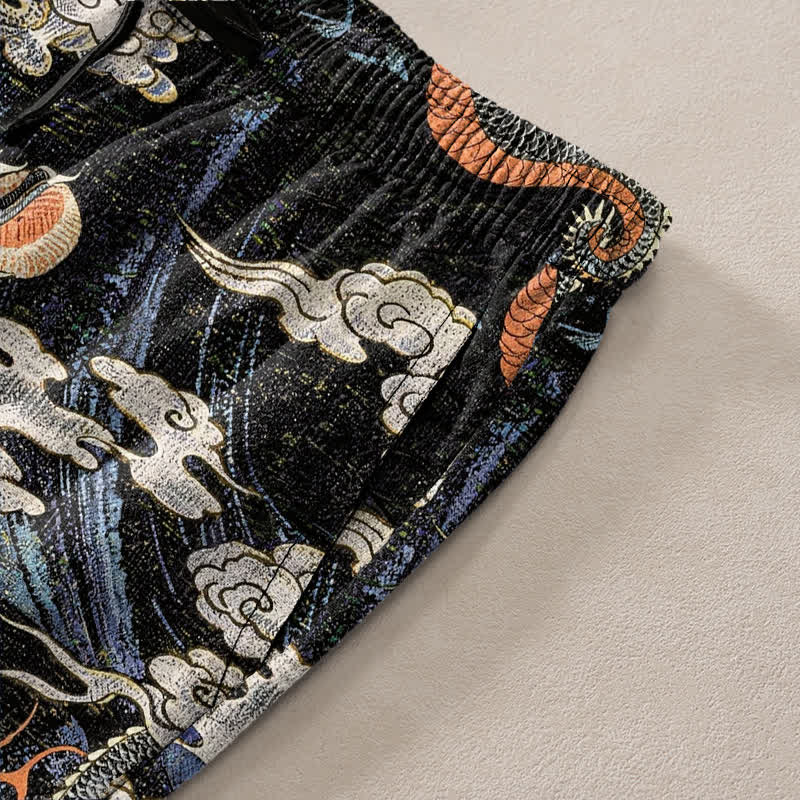 Buddha Stones Pantaloni da uomo affusolati in cotone con motivo drago e nuvole, con tasche. - image 3