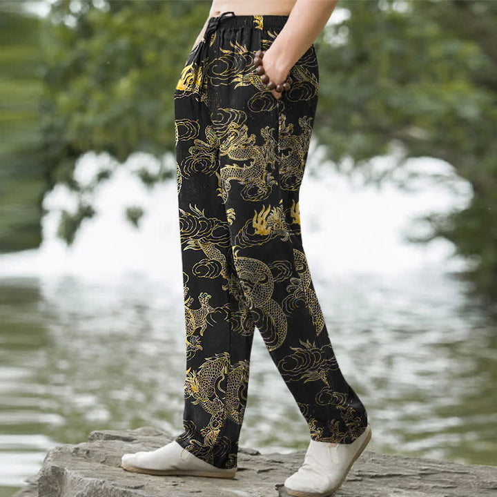 Buddha Stones Pantaloni da uomo affusolati in cotone con motivo drago dorato e nuvole, con tasche. - image 1