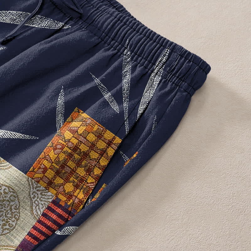 Buddha Stones Pantaloni da uomo affusolati in cotone stile bohémien con motivo a foglie patchwork e tasche. - image 3