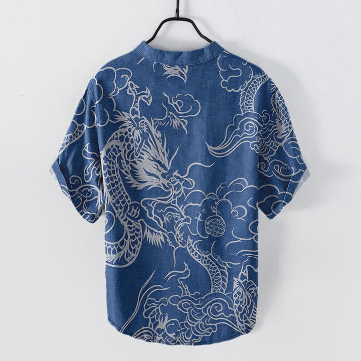 Buddha Stones Camicia da uomo a maniche corte con mezza abbottonatura, in cotone bianco con motivo drago e nuvole. - image 1