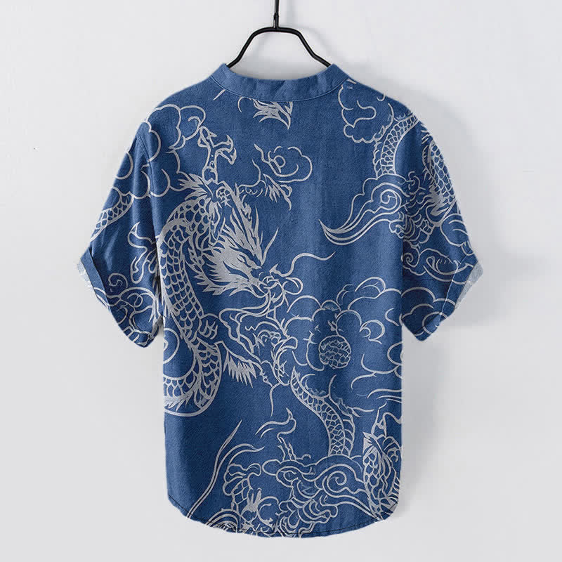 Buddha Stones Camicia da uomo a maniche corte con mezza abbottonatura, in cotone bianco con motivo drago e nuvole. - image 1