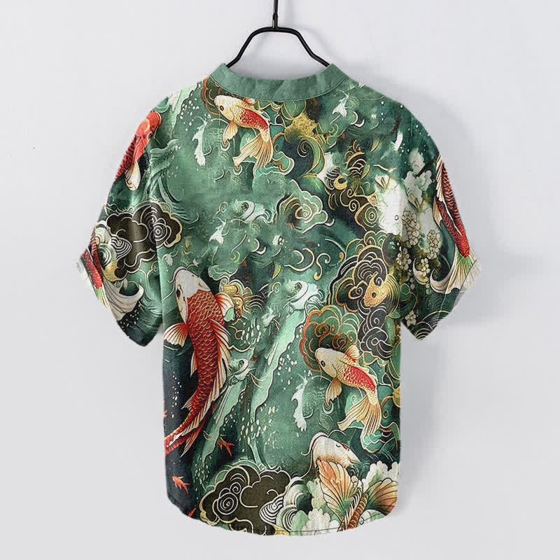 Buddha Stones Camicia da uomo a maniche corte con mezza abbottonatura e motivo a onde di pesci koi in cotone. - image 1