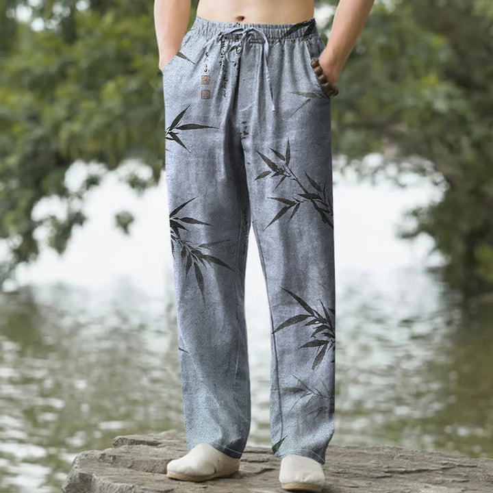 Buddha Stones Pantaloni da uomo affusolati con tasche, stampa a foglie di bambù, in inchiostro di cotone. - Azzurro polvere - US/UK/AU50, EU60 (5XL) - image 8