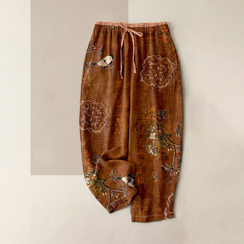 Buddha Stones Pantaloni da donna in puro cotone, stile bohémien, con elastico in vita e tasche, fantasia floreale e uccellini. - Marrone sella - US16, UK/AU20, EU48 (3XL) - image 0