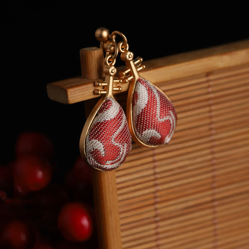 Buddha Stones Orecchini a goccia Harmony con design a forma di pipa e motivo broccato bianco Song. - Canzone Brocade (Prosperità♥Armonia) - image 0