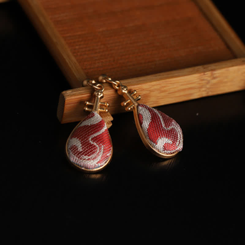 Buddha Stones Orecchini a goccia Harmony con design a forma di pipa e motivo broccato bianco Song. - image 1