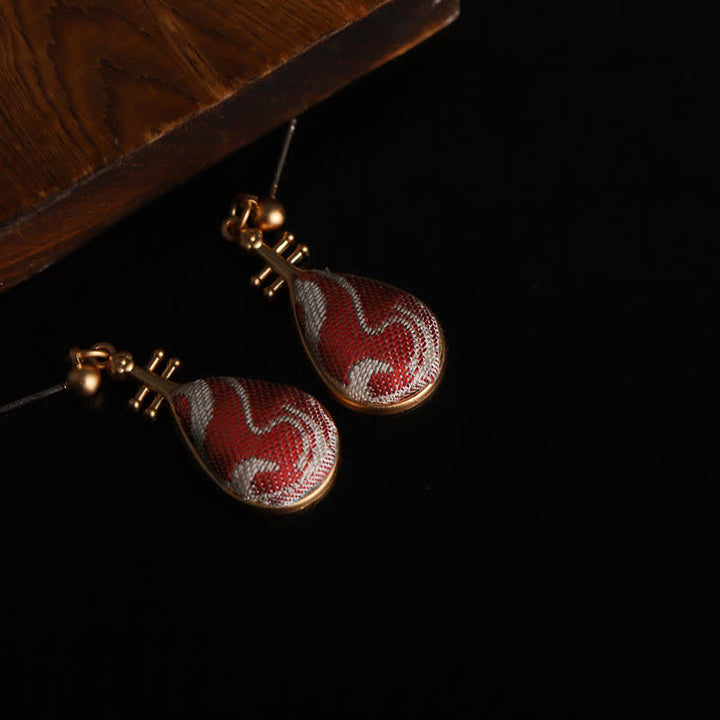 Buddha Stones Orecchini a goccia Harmony con design a forma di pipa e motivo broccato bianco Song. - image 3