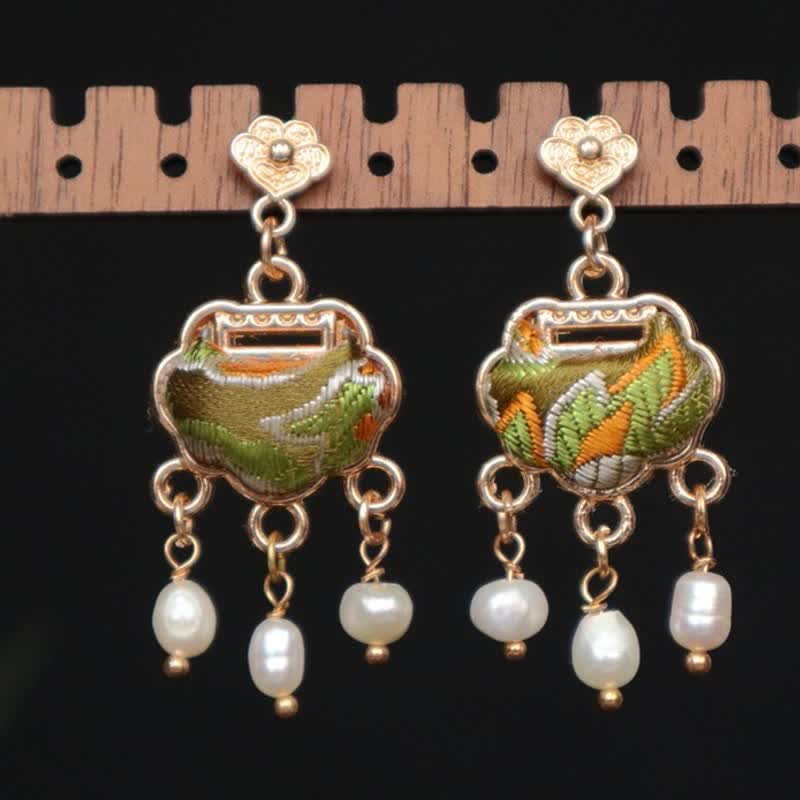 Buddha Stones Orecchini pendenti Song Brocade in seta lavorata a mano con lucchetto della pace e perle. - Argento (Benedizione♥Calma) - image 0