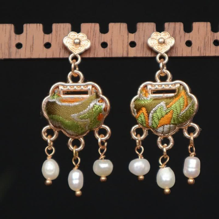 Buddha Stones Orecchini pendenti Song Brocade in seta lavorata a mano con lucchetto della pace e perle. - Argento (Benedizione♥Calma) - image 0