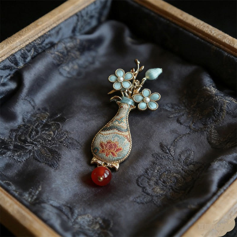 Buddha Stones Spilla elegante con design a vaso di fiori in broccato Song. - image 0