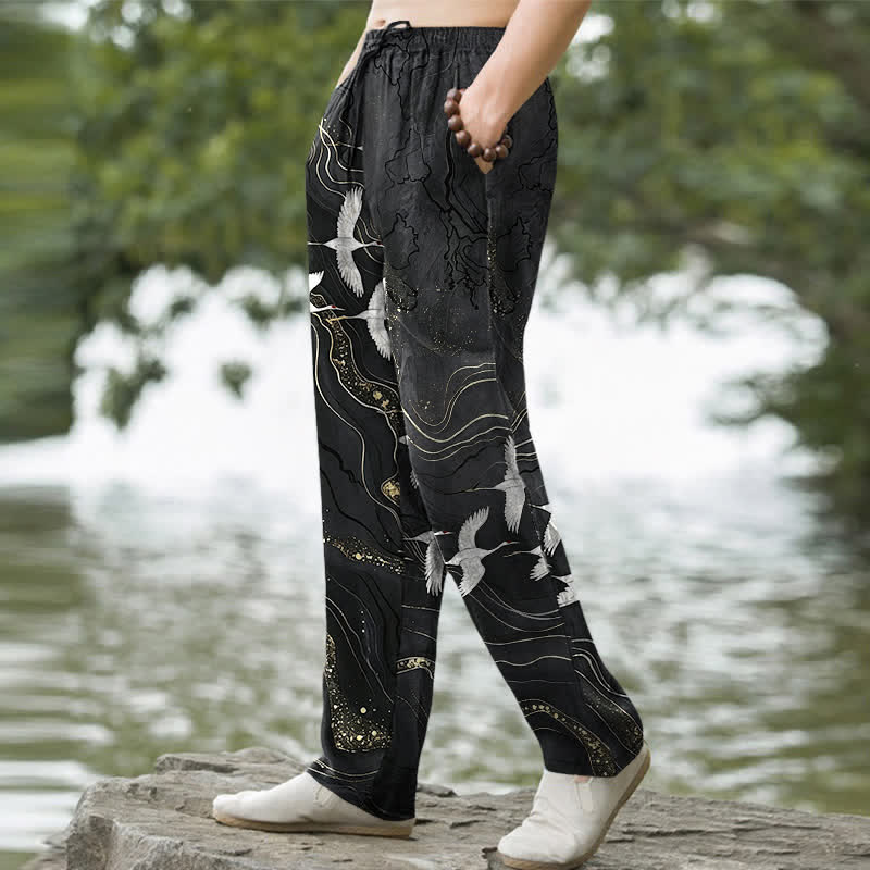 Buddha Stones Pantaloni da uomo affusolati in cotone bianco con motivo a onde e stampa gru, con tasche. - image 1