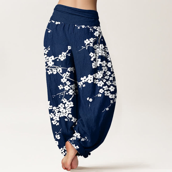 Buddha Stones Pantaloni harem da donna in puro cotone con motivo a rami fioriti bianchi e vita elasticizzata. - image 1