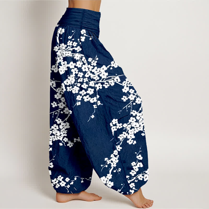 Buddha Stones Pantaloni harem da donna in puro cotone con motivo a rami fioriti bianchi e vita elasticizzata. - image 2