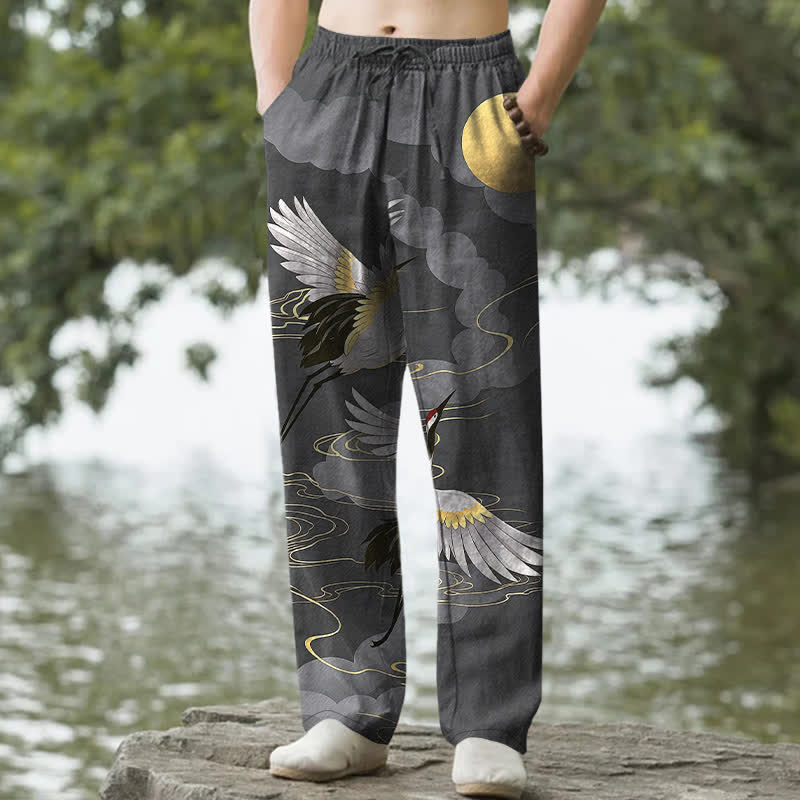 Buddha Stones Pantaloni da uomo affusolati con tasche, in cotone bianco con stampa di una gru che insegue il sole. - Grigio tenue - US/UK/AU50, EU60 (5XL) - image 0