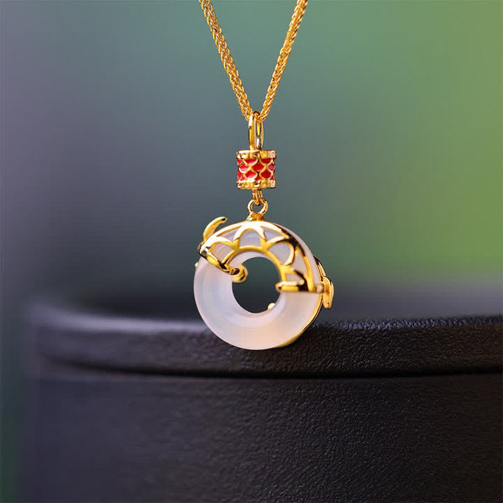 Buddha Stones Collana rotonda con fibbia a forma di pesce koi in calcedonio bianco, simbolo di successo e pace. - image 2