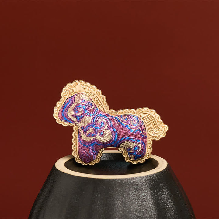 Buddha Stones Spilla portafortuna a forma di cavallo viola in broccato, realizzata a mano da Song. - image 3
