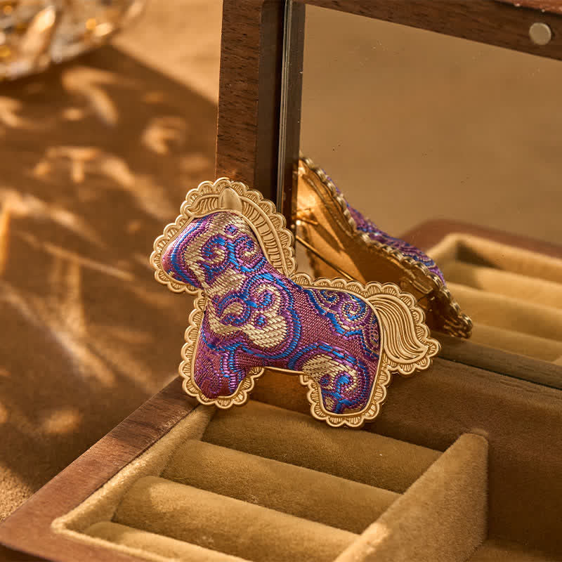 Buddha Stones Spilla portafortuna a forma di cavallo viola in broccato, realizzata a mano da Song. - Canzone Brocade (Prosperità♥Armonia) - image 0
