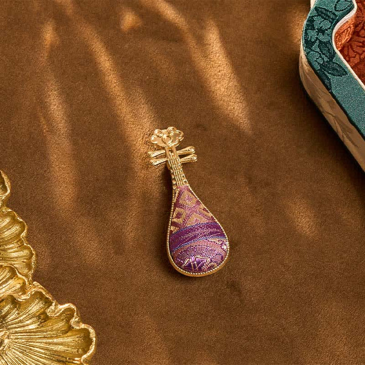 Buddha Stones Spilla cinese Song Brocade a forma di Guqin, realizzata a mano, con armonia floreale. - image 3