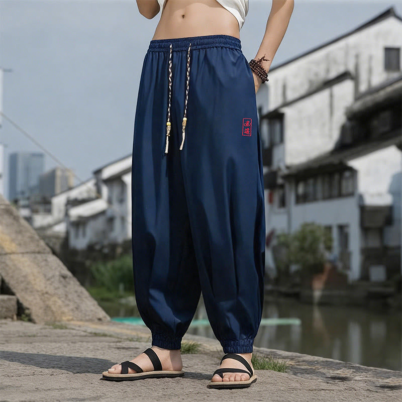 Buddha Stones Pantaloni estivi casual con coulisse e ricami di caratteri cinesi, pantaloni harem da uomo con tasche. - Marina - US/UK/AU46, EU56 (5XL) - image 0
