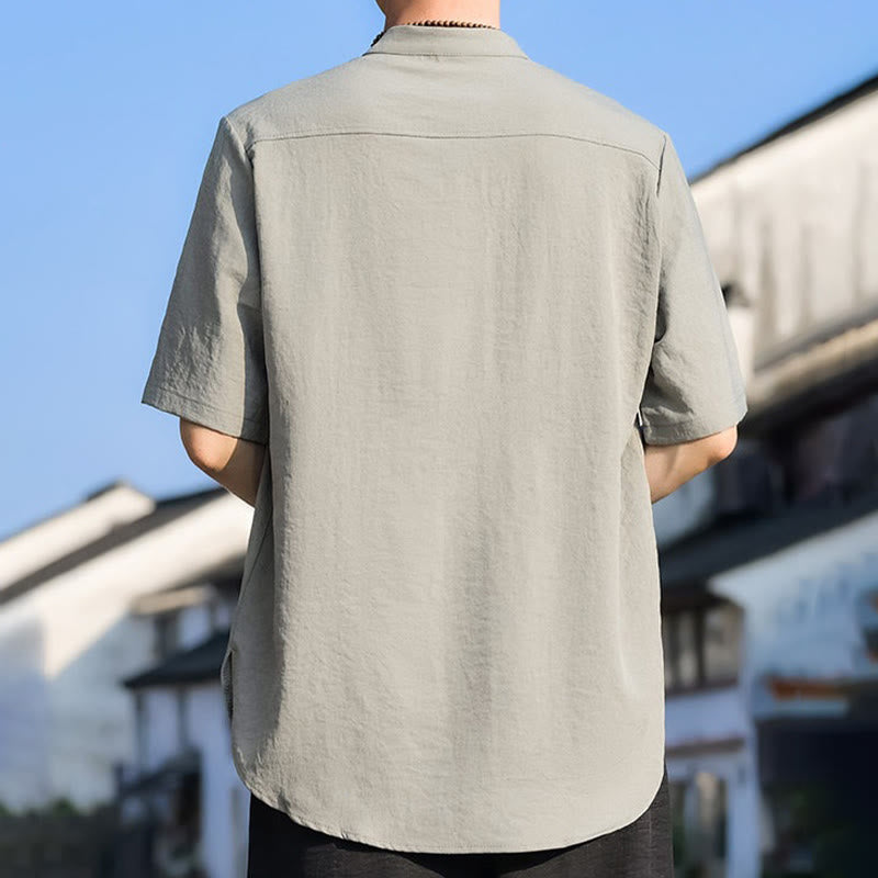 Buddha Stones Camicia da uomo estiva casual a maniche corte con colletto alla coreana e tre bottoni, tinta unita. - image 3