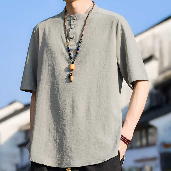 Buddha Stones Camicia da uomo estiva casual a maniche corte con colletto alla coreana e tre bottoni, tinta unita. - image 5