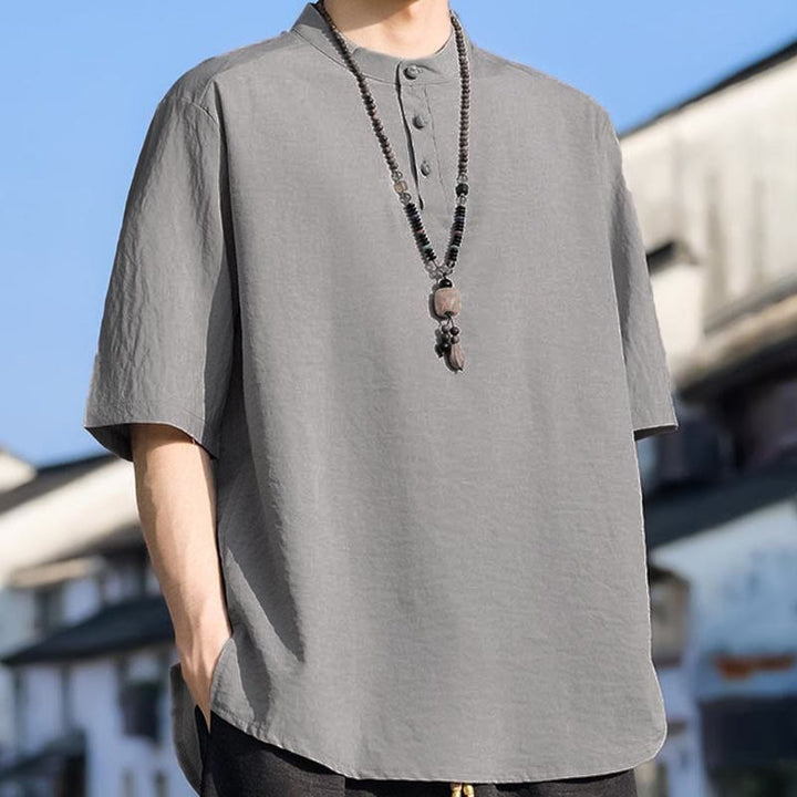 Buddha Stones Camicia da uomo estiva casual a maniche corte con colletto alla coreana e tre bottoni, tinta unita. - image 15