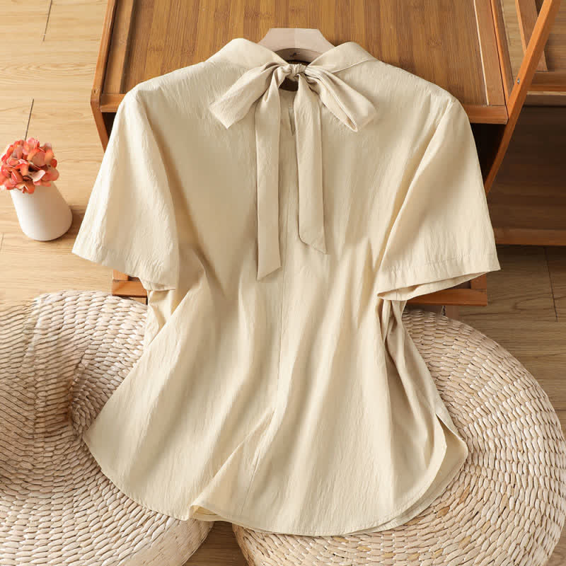 Buddha Stones Camicia estiva da donna a maniche corte con scollo rotondo, pieghe sul davanti, allacciatura laterale e spacco laterale. - image 1