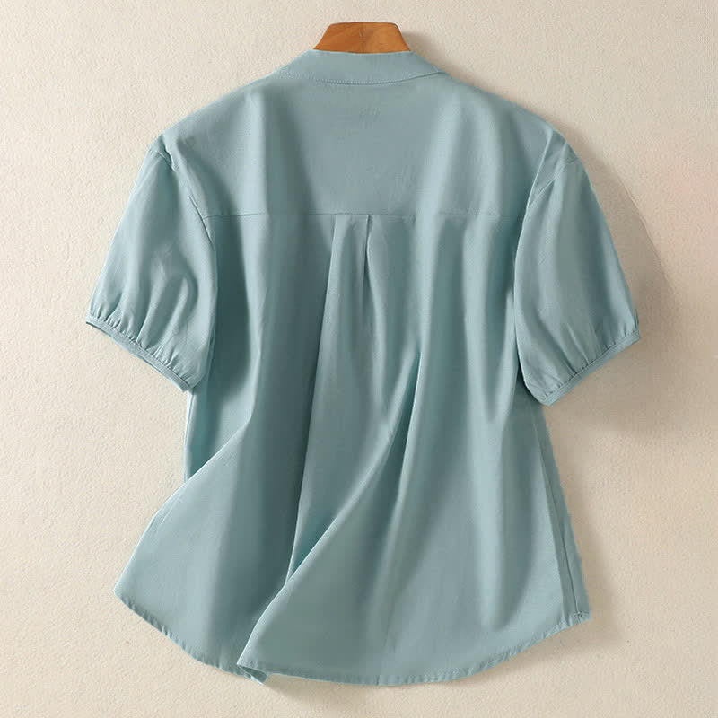 Buddha Stones Camicia da donna estiva casual a maniche corte con colletto alla coreana, mezzo bottone e maniche a sbuffo, tinta unita. - image 1