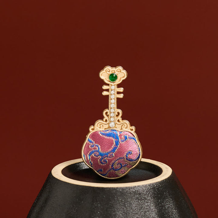 Buddha Stones Spilla energetica a forma di pipa viola, realizzata a mano in broccato Song Brocade - Pipa viola - Canzone Brocade (Prosperità♥Armonia) - image 0
