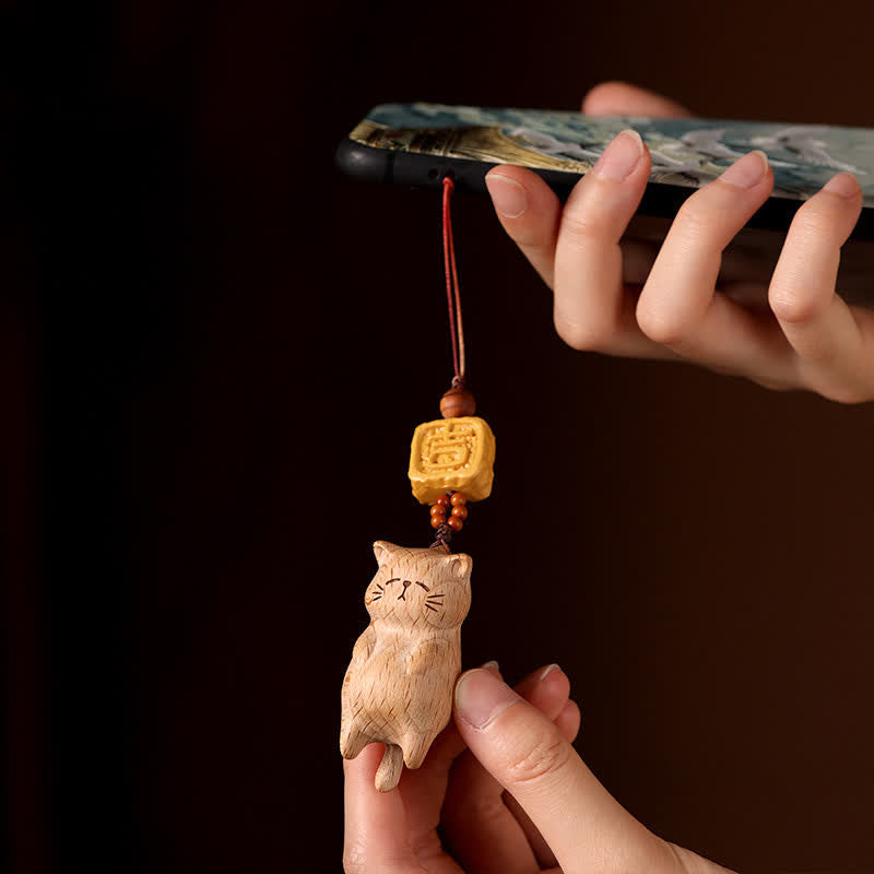 Buddha Stones Decorazione da appendere al telefono a forma di gatto portafortuna intagliata a mano in legno di faggio. - image 1
