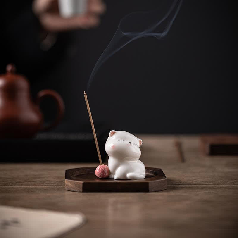 Buddha Stones Bruciatore di incenso minimalista in ceramica bianca a forma di gatto con pompon (senza incenso) - image 0