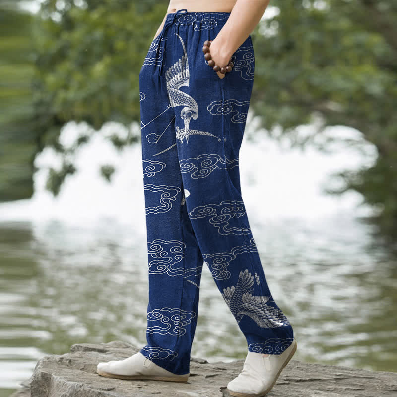 Buddha Stones Pantaloni da uomo affusolati con tasche, in cotone bianco con motivo gru e nuvole di buon auspicio. - image 1