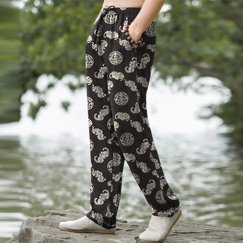 Buddha Stones Pantaloni da uomo affusolati con tasche, modello Longevity Cloud Round Emblem in cotone. - image 1