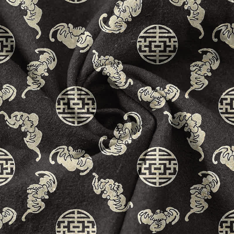 Buddha Stones Pantaloni da uomo affusolati con tasche, modello Longevity Cloud Round Emblem in cotone. - image 3