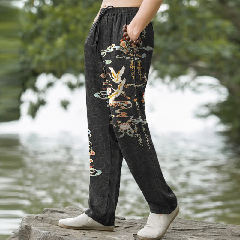 Buddha Stones Pantaloni da uomo affusolati con tasche, in cotone bianco con motivo gru, nuvole propizie e padiglione con loto. - image 1