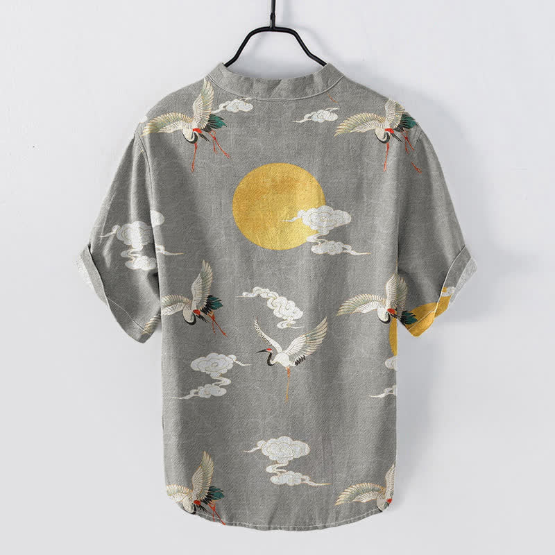 Buddha Stones Camicia da uomo a maniche corte con mezza abbottonatura, in cotone, con motivo gru, nuvole e sole. - image 1