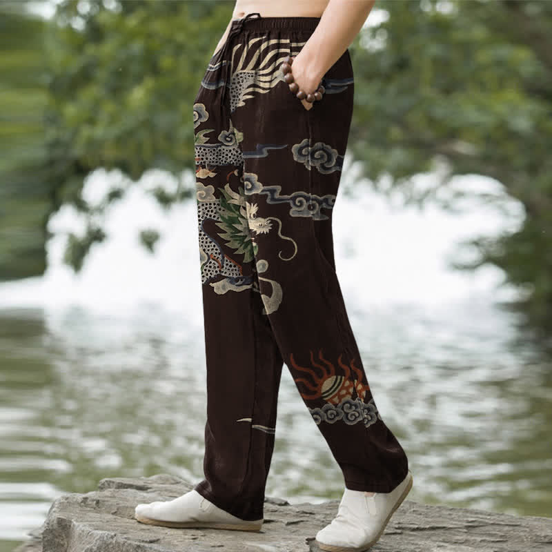 Buddha Stones Pantaloni da uomo affusolati in cotone con motivo drago e nuvole, con tasche. - image 1