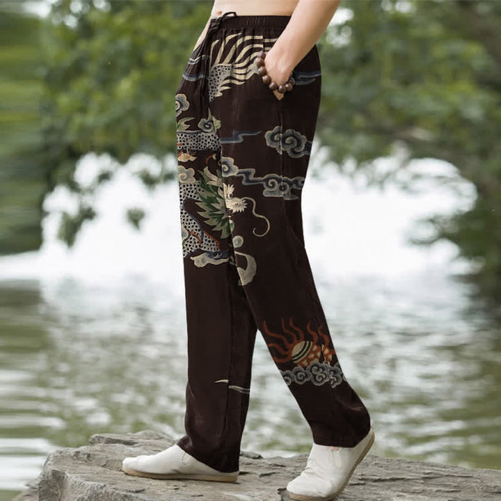 Buddha Stones Pantaloni da uomo affusolati in cotone con motivo drago e nuvole, con tasche. - image 1