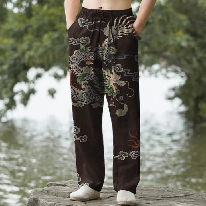 Buddha Stones Pantaloni da uomo affusolati in cotone con motivo drago e nuvole, con tasche. - Marrone sella - US/UK/AU50, EU60 (5XL) - image 0