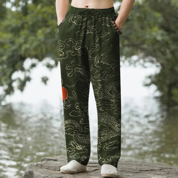 Buddha Stones Pantaloni da uomo affusolati con tasche, in cotone, con stampa di un drago volante che insegue il sole. - Verde oliva scuro - US/UK/AU50, EU60 (5XL) - image 0