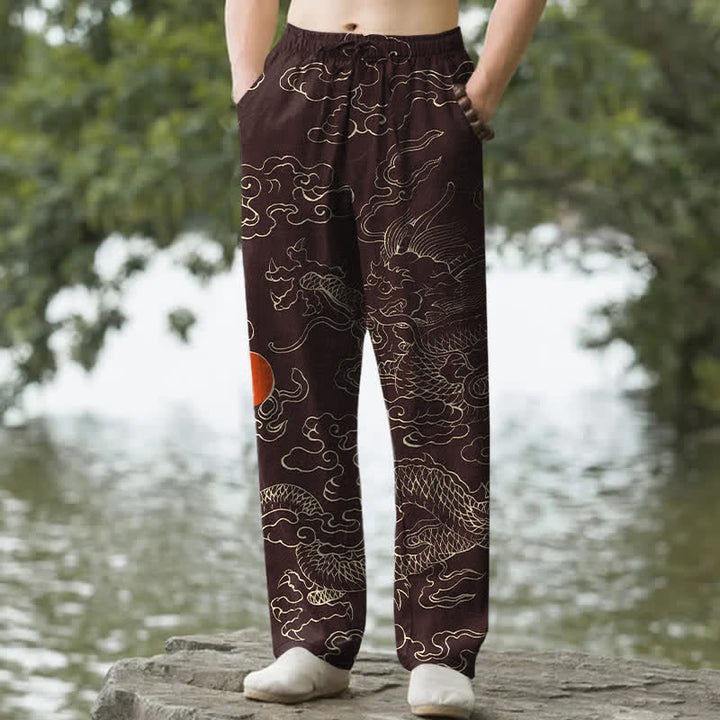 Buddha Stones Pantaloni da uomo affusolati con tasche, in cotone, con stampa di un drago volante che insegue il sole. - Marrone sella - US/UK/AU50, EU60 (5XL) - image 4