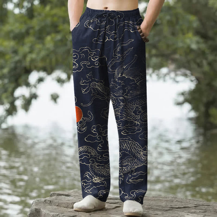Buddha Stones Pantaloni da uomo affusolati con tasche, in cotone, con stampa di un drago volante che insegue il sole. - Marina - US/UK/AU50, EU60 (5XL) - image 6