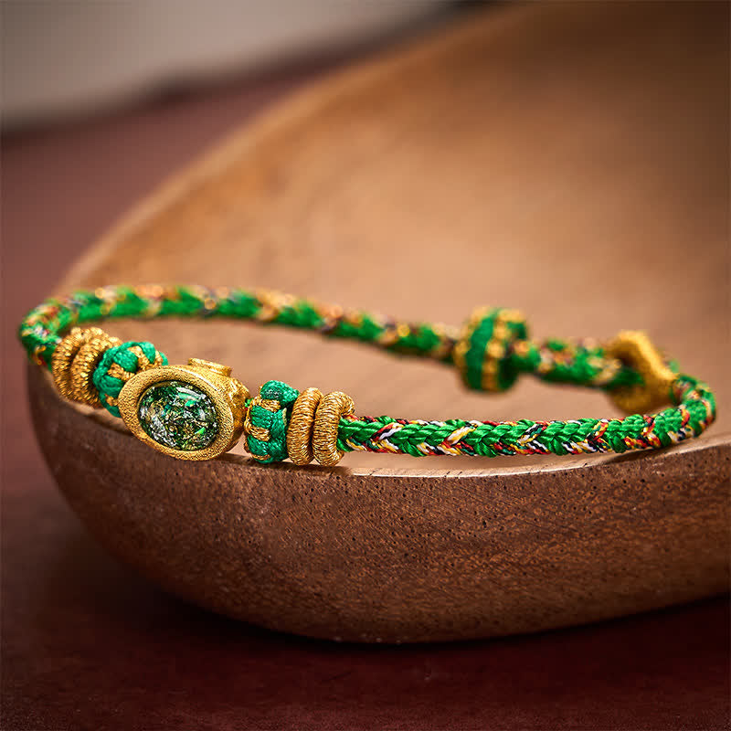 Braccialetto regolabile Buddha Stones, cinque colori, filo verde intrecciato a mano, lingotti verdi e amuleti di fiori di pruno per la protezione. - image 1