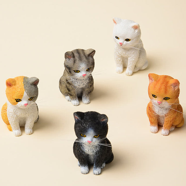 Buddha Stones Mini gatto in resina dipinta, famiglia di gattini dall'aria malinconica, decorazione carina con animali - image 1